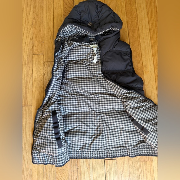 lululemon athletica Women’s Size 6 Puffer Vest - Black - Picture 4 of 6